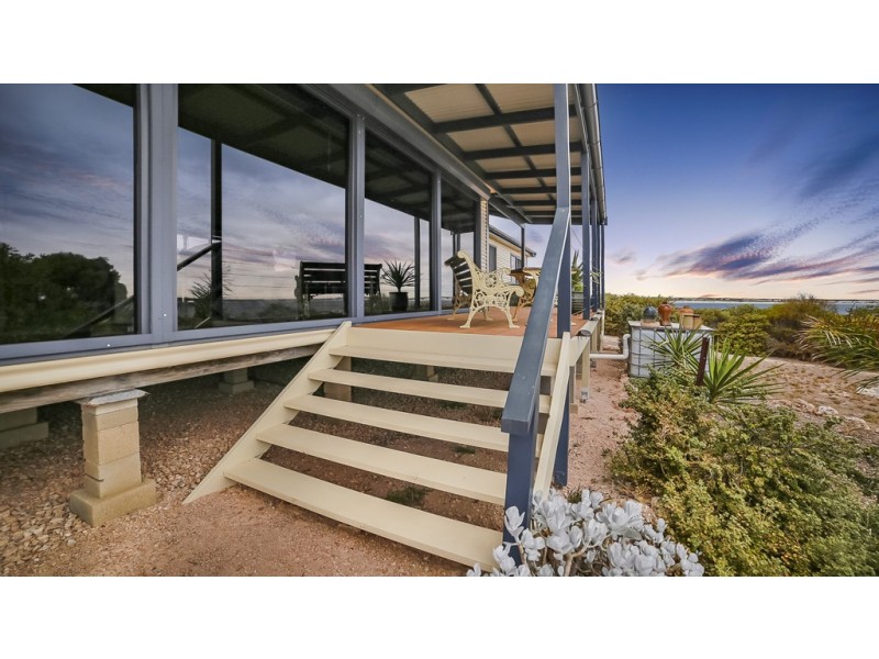 18 Seaview Road, Perlubie SA 5680