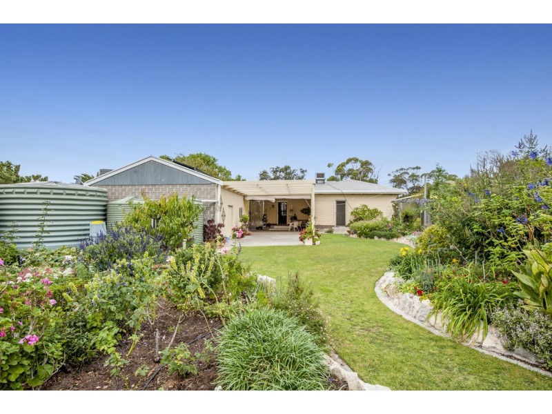 32 Flinders Avenue, Coffin Bay SA 5607