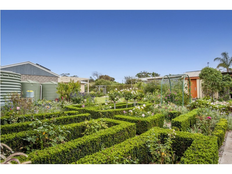 32 Flinders Avenue, Coffin Bay SA 5607