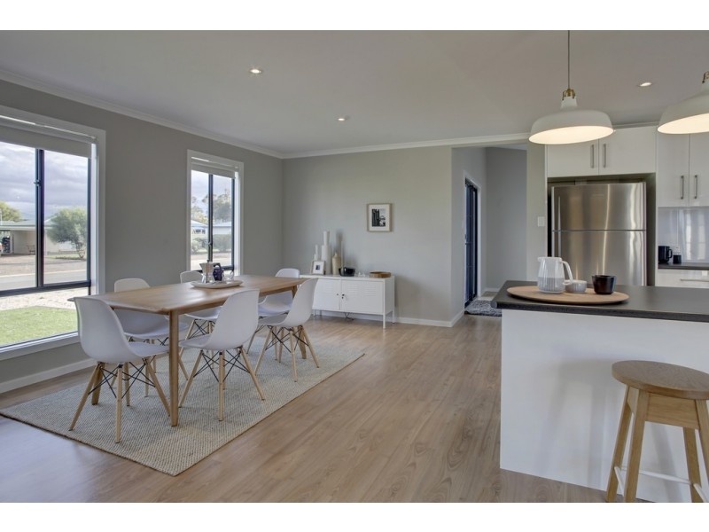 16 Benjamin Road, Poonindie SA 5607