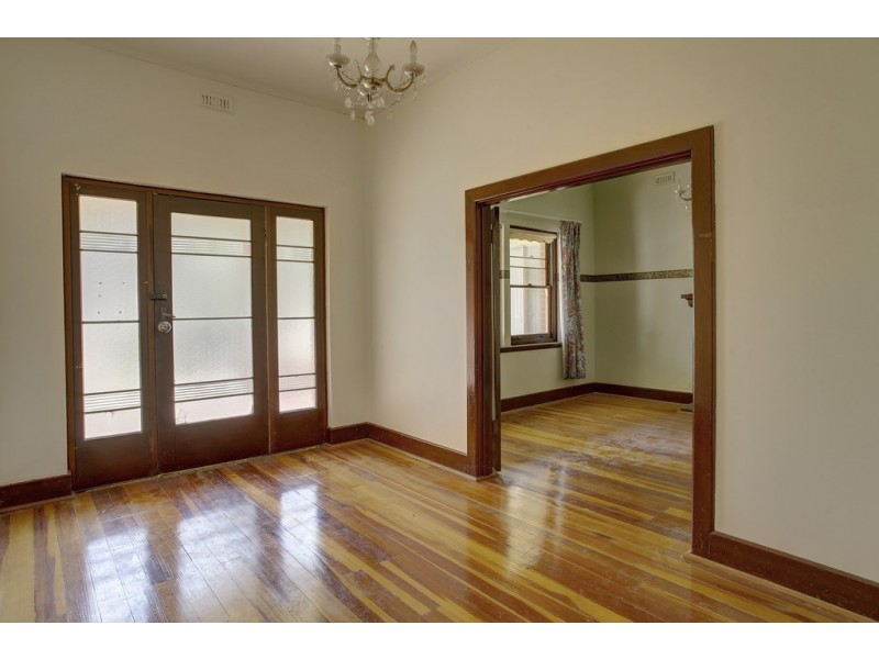 9 Tumby Bay Road, Cummins SA 5631