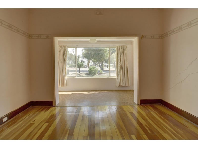 9 Tumby Bay Road, Cummins SA 5631