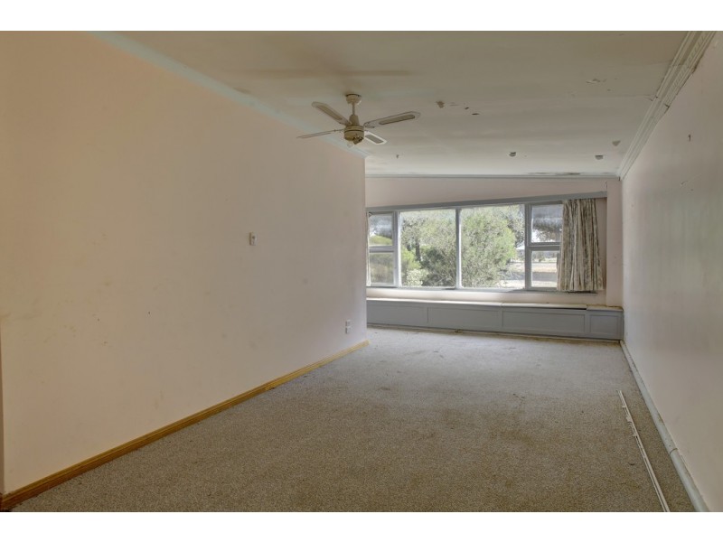 9 Tumby Bay Road, Cummins SA 5631