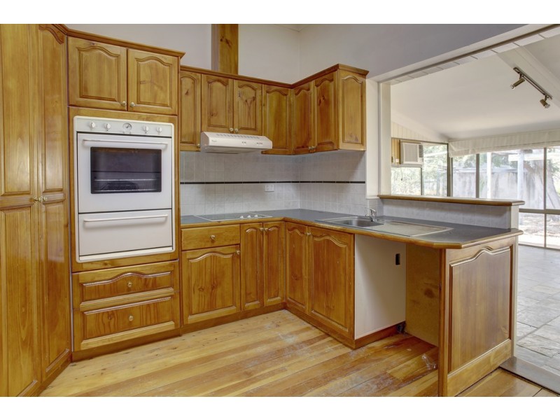 9 Tumby Bay Road, Cummins SA 5631