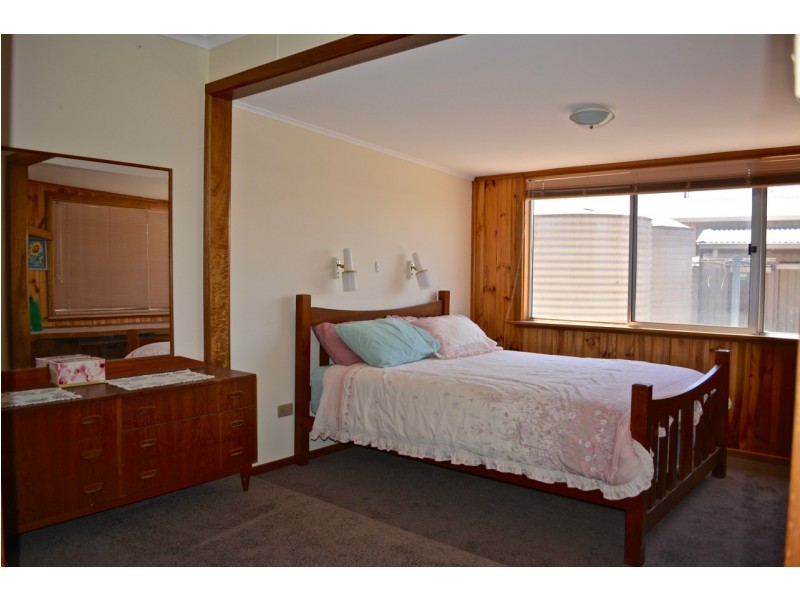 477 Dolphin Drive, Mount Dutton Bay SA 5607