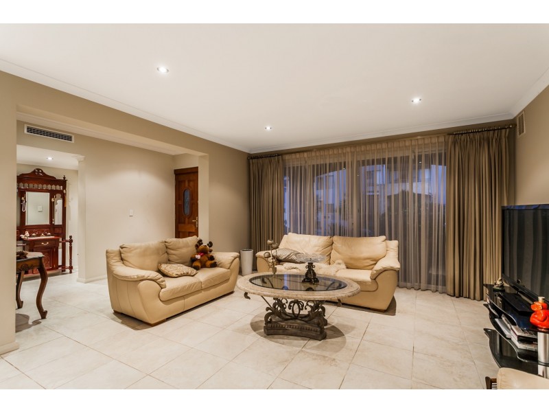 4 Bernier Rise, North Coogee WA 6163