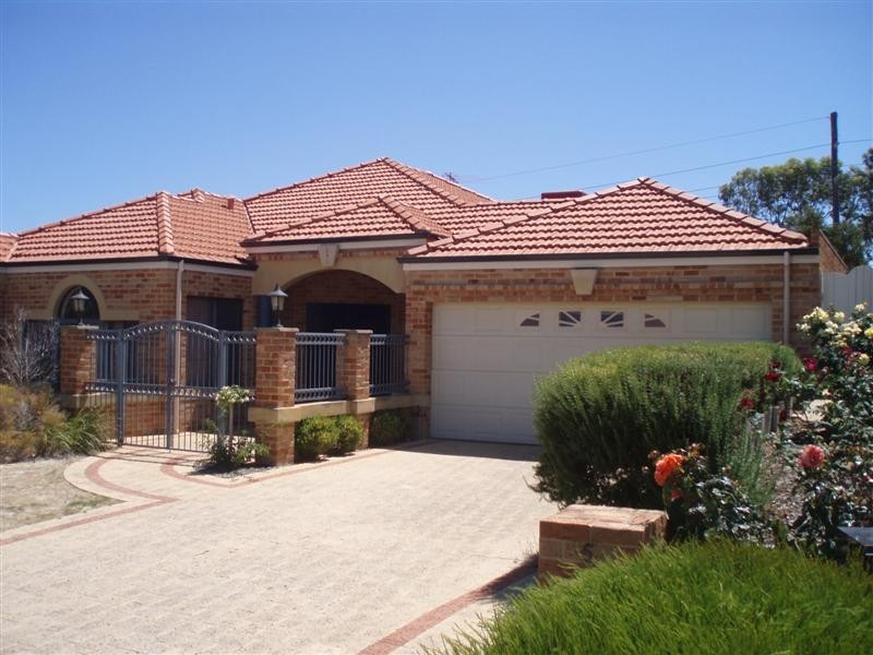 5 BLUERIDGE CRESCENT, Bibra Lake WA 6163