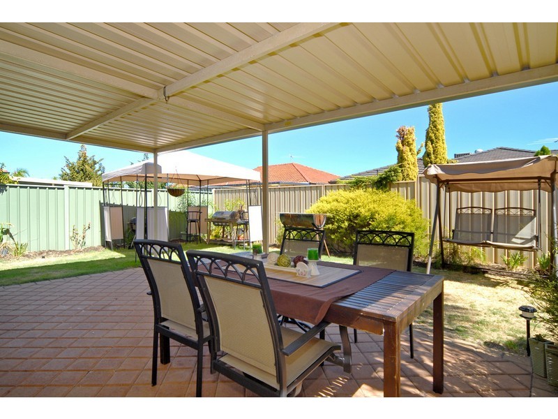 5 Petal Ct, Munster WA 6166