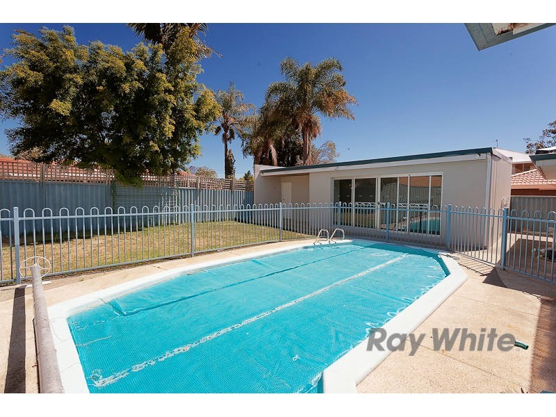 11 Loris Way, Kardinya WA 6163