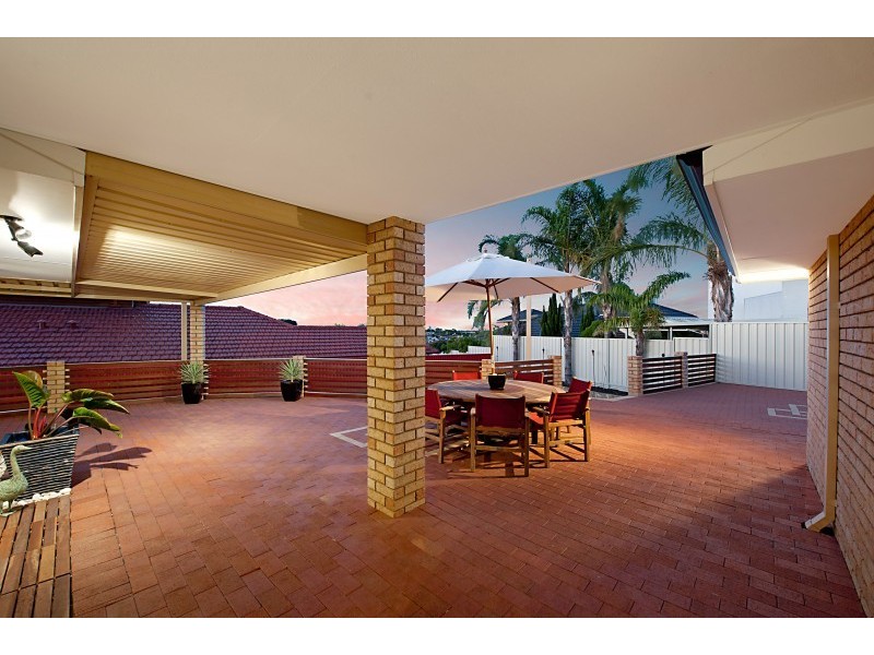 37 Riley Rd, Kardinya WA 6163