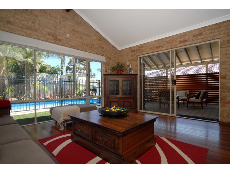 72 Riley Rd, Kardinya WA 6163