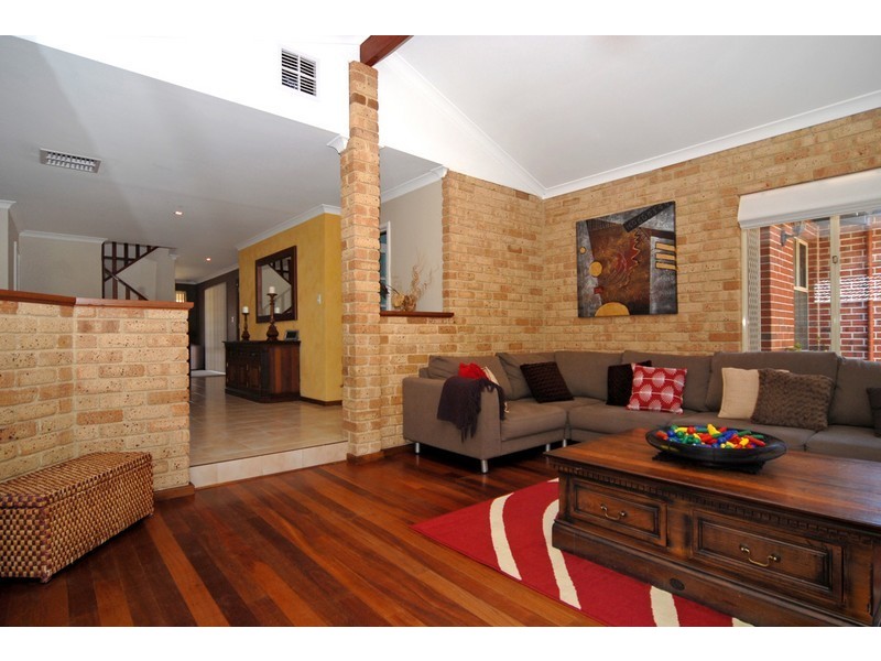 72 Riley Rd, Kardinya WA 6163