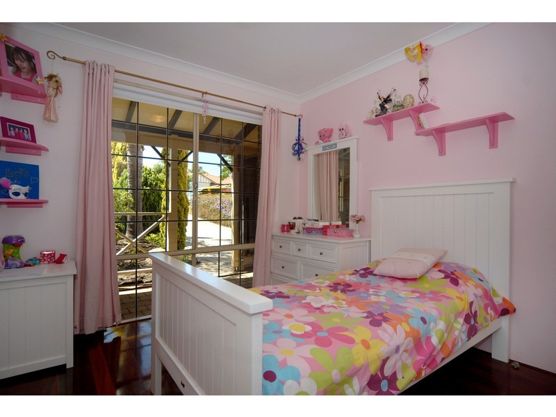 72 Riley Rd, Kardinya WA 6163