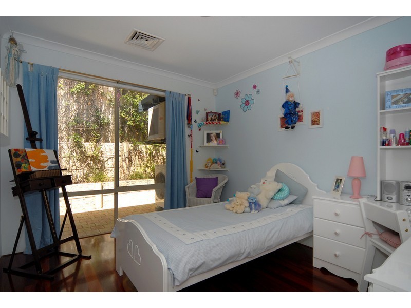 72 Riley Rd, Kardinya WA 6163