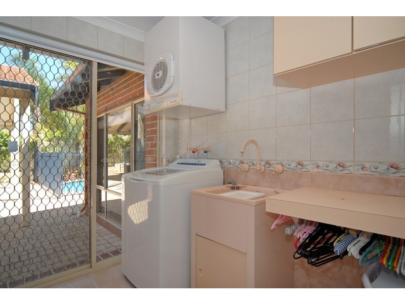 72 Riley Rd, Kardinya WA 6163