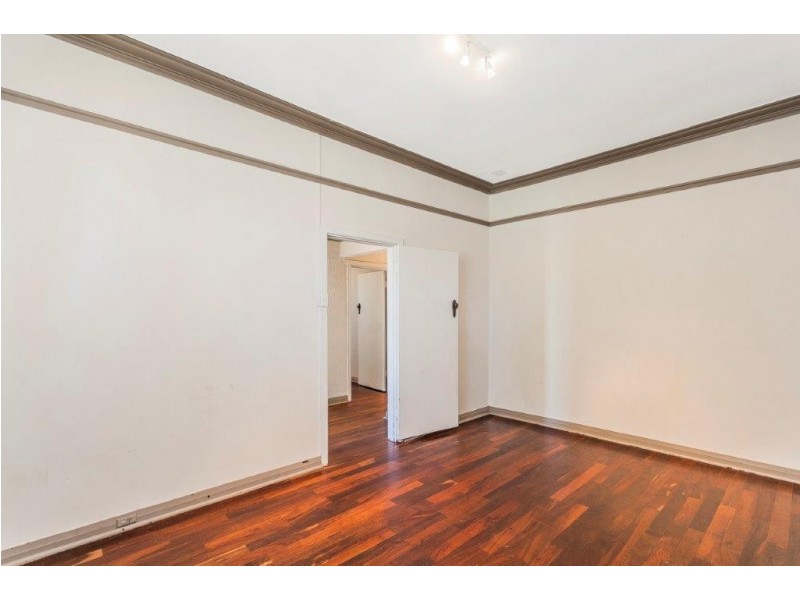 8 Parsons Ave, Manning WA 6152