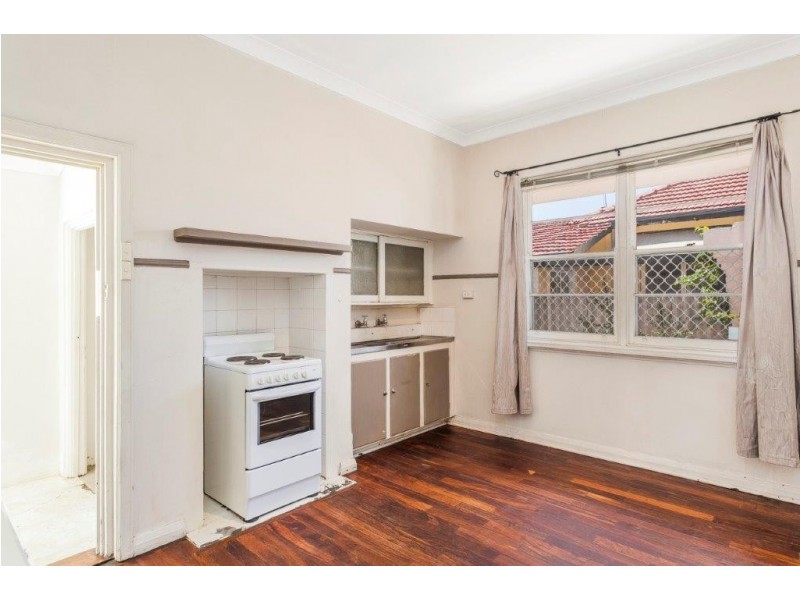 8 Parsons Ave, Manning WA 6152