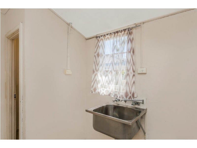 8 Parsons Ave, Manning WA 6152