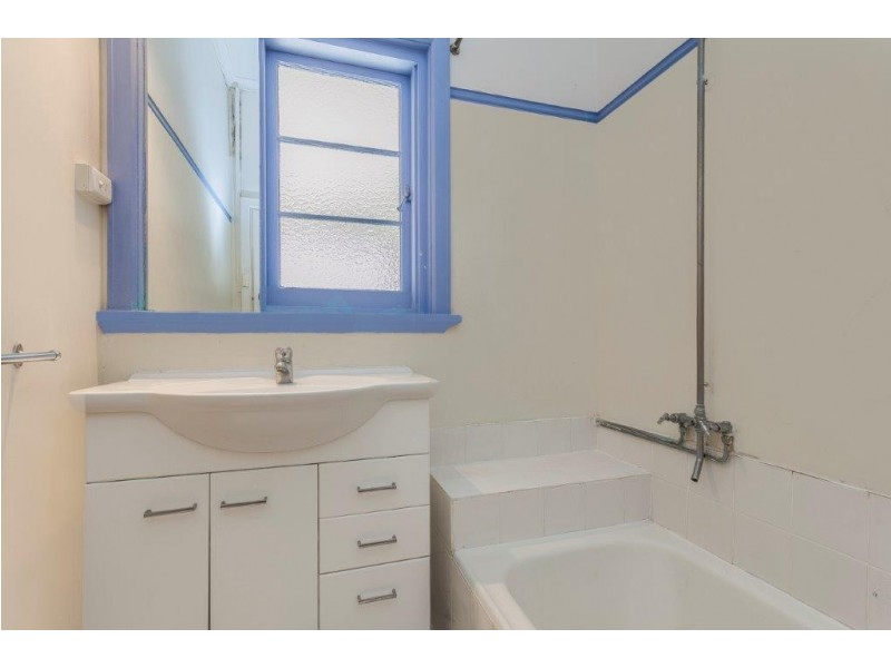 8 Parsons Ave, Manning WA 6152