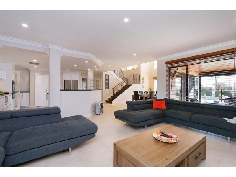 2 Tremont Gardens, Canning Vale WA 6155