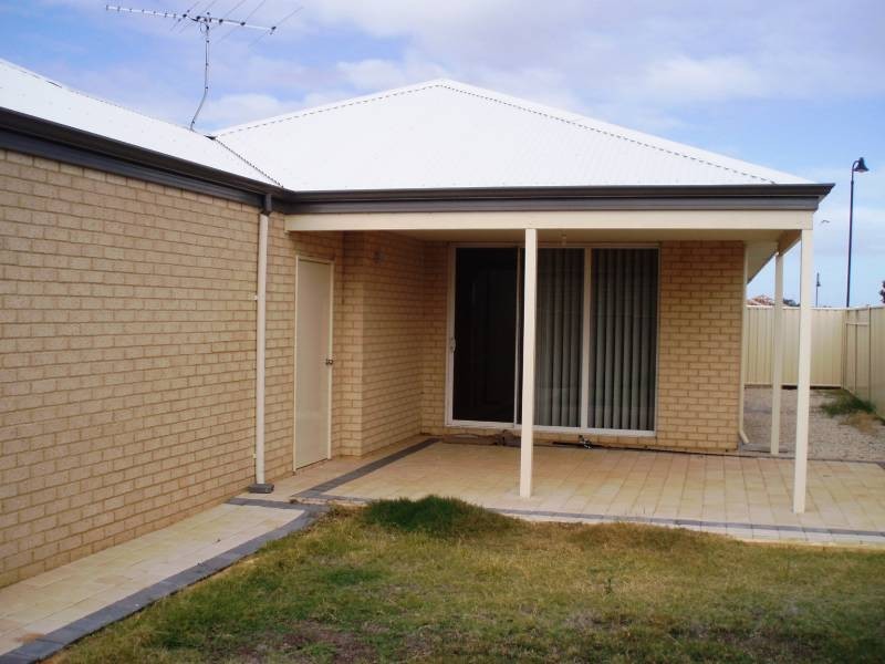 81 Lake Valley Dr, Lakelands WA 6180