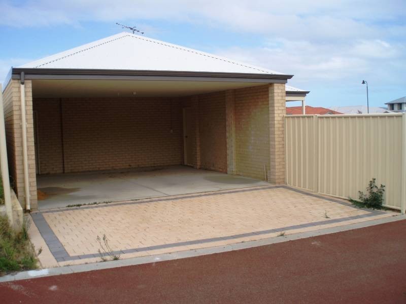 81 Lake Valley Dr, Lakelands WA 6180