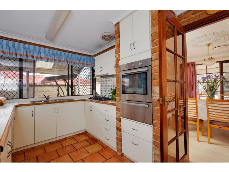 23 Prescott Dr, Kardinya WA 6163