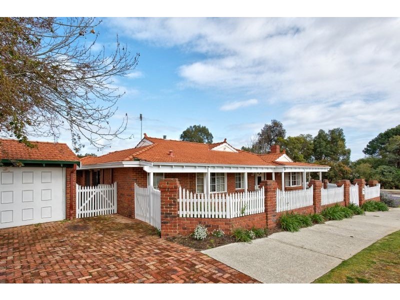 23 Prescott Dr, Kardinya WA 6163