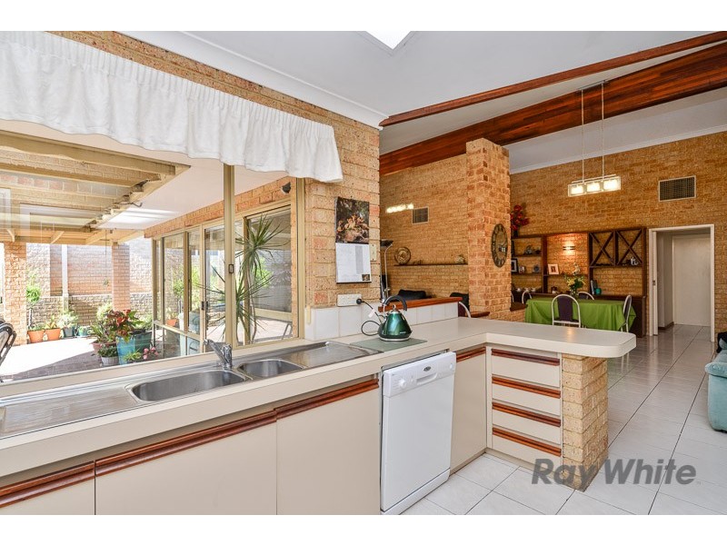 7 Gairdner Dr, Kardinya WA 6163