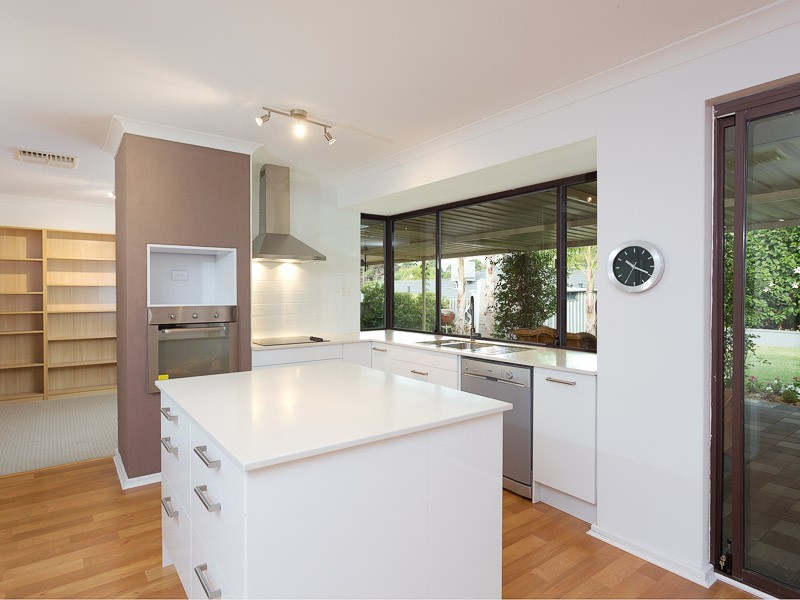 8 Buckingham Cr, Kardinya WA 6163