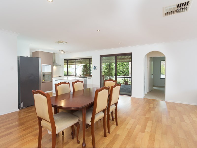8 Buckingham Cr, Kardinya WA 6163