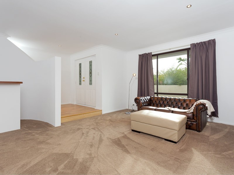 8 Buckingham Cr, Kardinya WA 6163