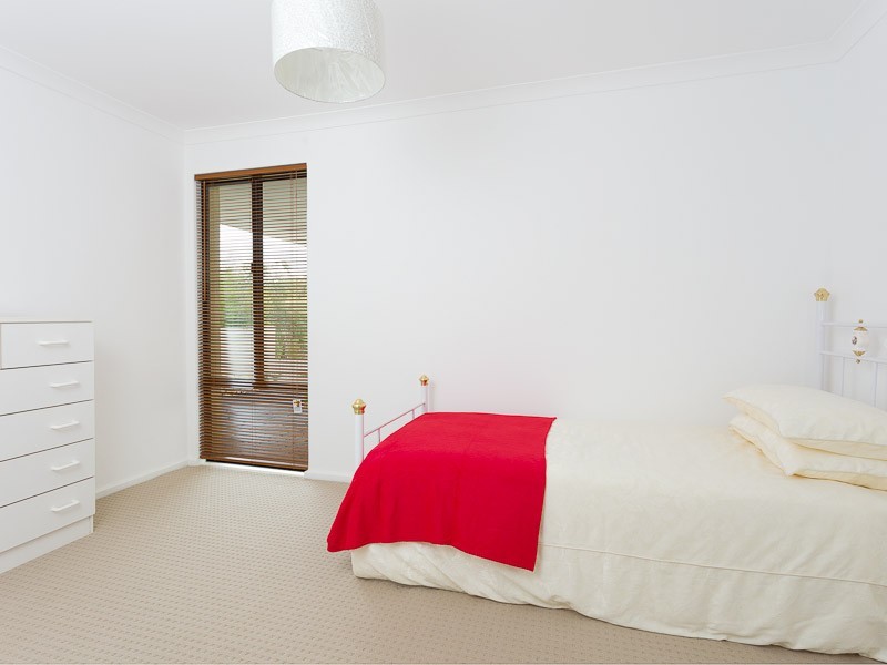 8 Buckingham Cr, Kardinya WA 6163