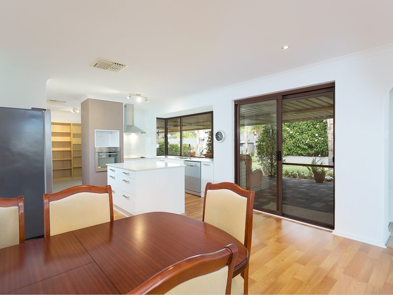 8 Buckingham Cr, Kardinya WA 6163