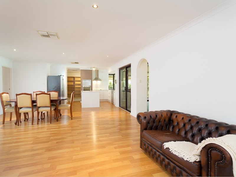 8 Buckingham Cr, Kardinya WA 6163