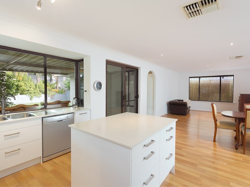 8 Buckingham Cr, Kardinya WA 6163