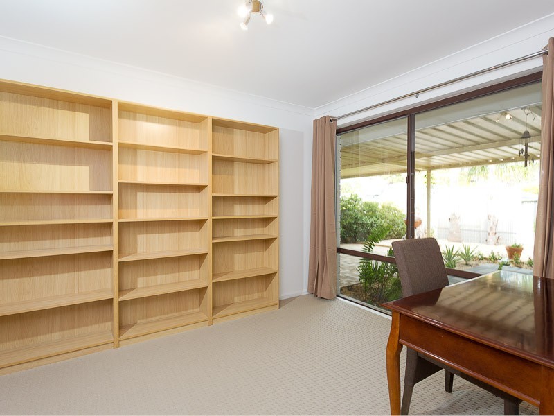 8 Buckingham Cr, Kardinya WA 6163