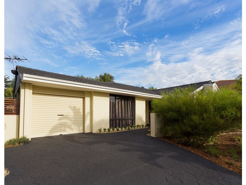 8 Buckingham Cr, Kardinya WA 6163