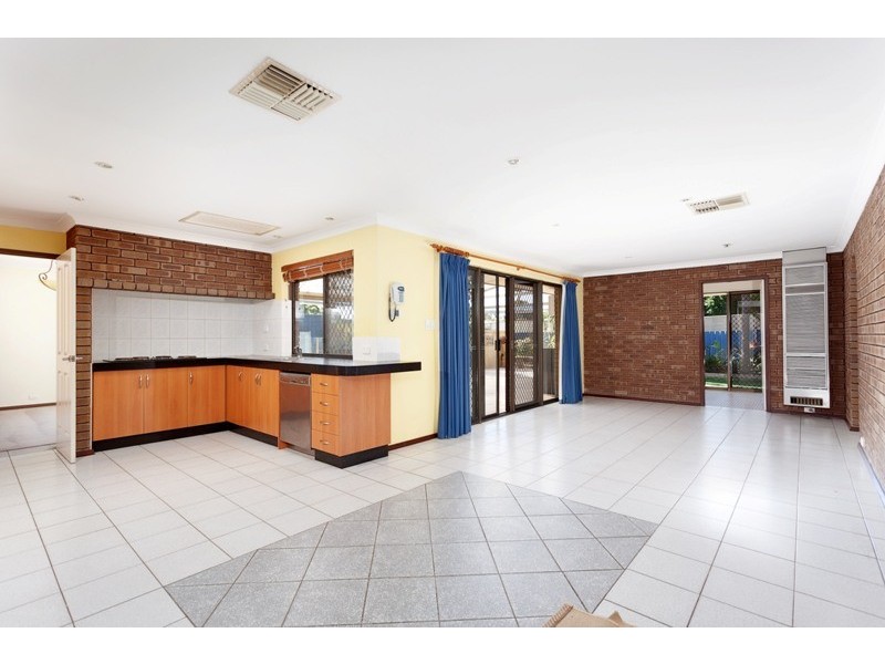 8 Mottee Rd, Bateman WA 6150
