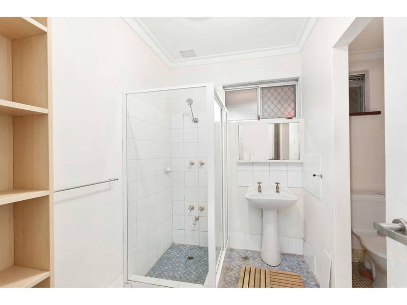 24B Oldham Cres, Hilton WA 6163