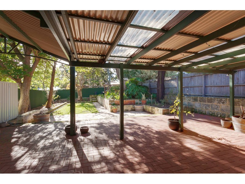 24B Oldham Cres, Hilton WA 6163