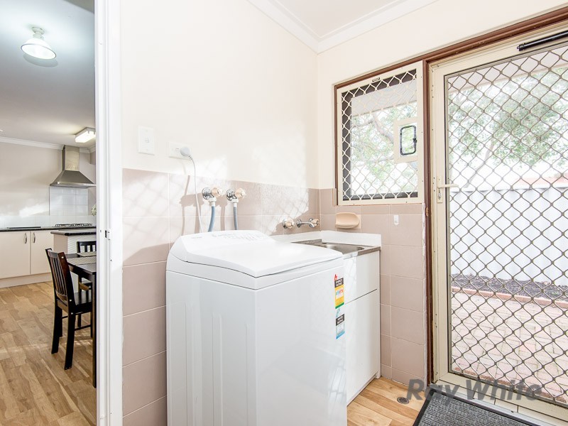 11/6 Pinewood Ave, Kardinya WA 6163