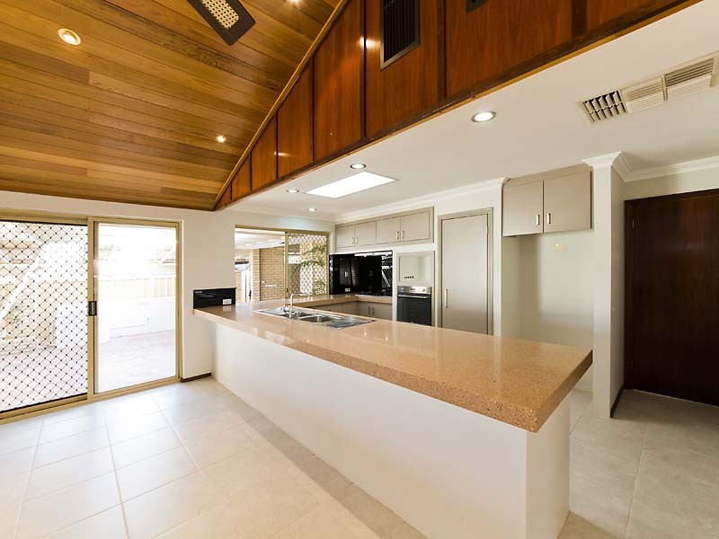 10 Lawson Place, Munster WA 6166