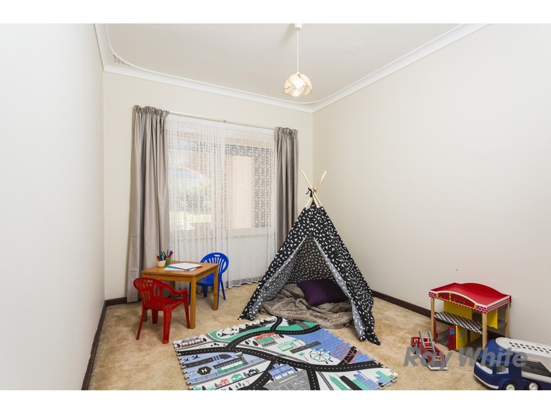 31 Redwood Crescent, Melville WA 6156