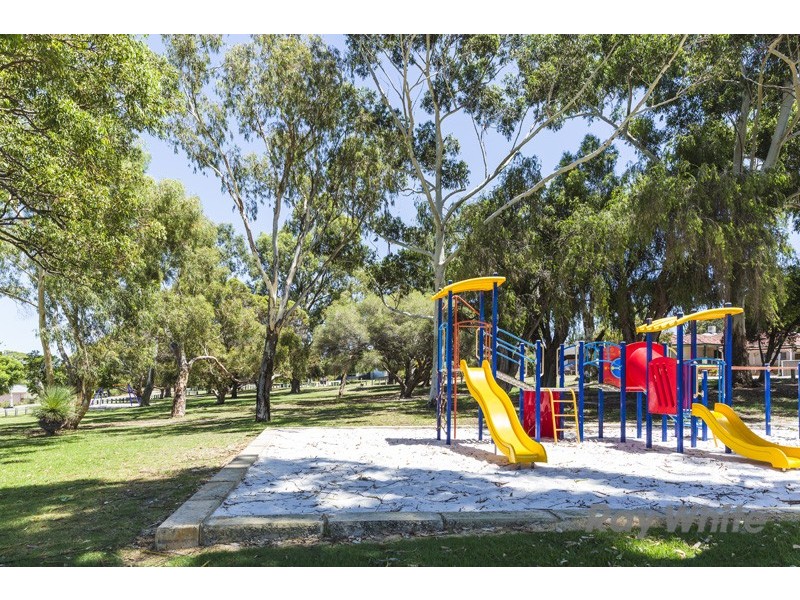 31 Redwood Crescent, Melville WA 6156