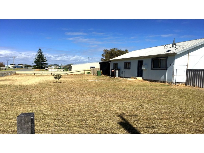 2 Read Street, Green Head WA 6514