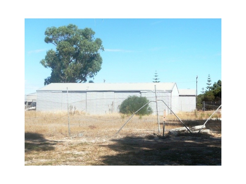 4 LAKE STREET, Leeman WA 6514