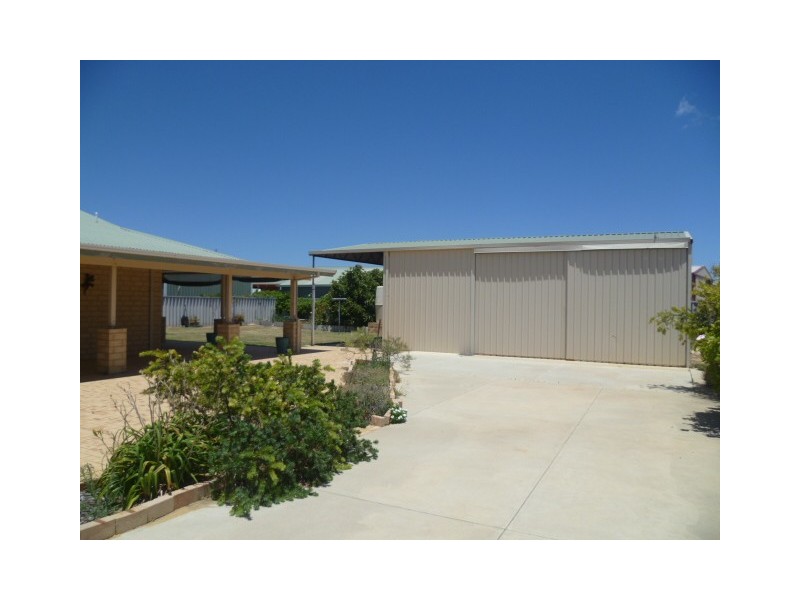 24 Hunter Cres, Green Head WA 6514