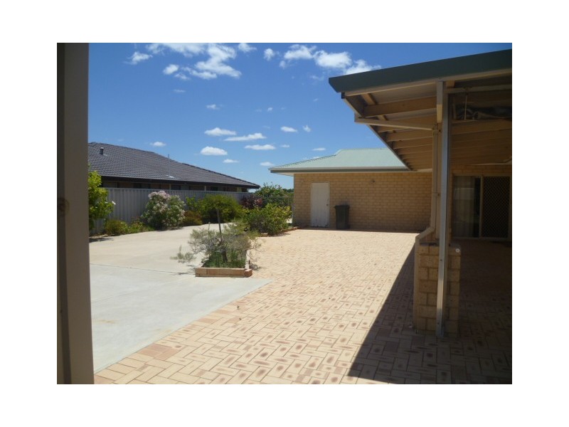 24 Hunter Cres, Green Head WA 6514