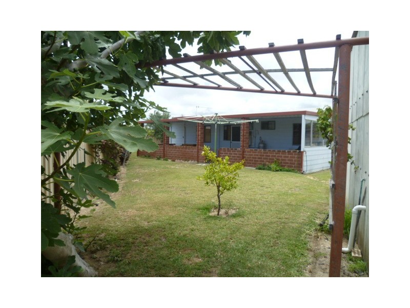 17 Rowlands Rd, Green Head WA 6514